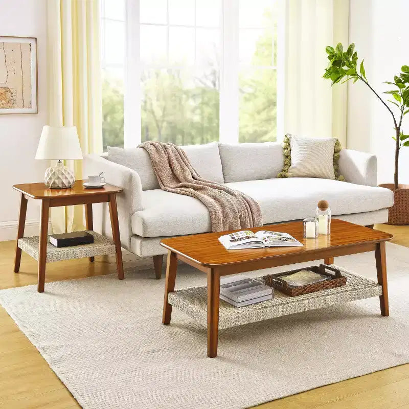 Table basse en hévéa style Mid-Century avec étagère en rotin tressé