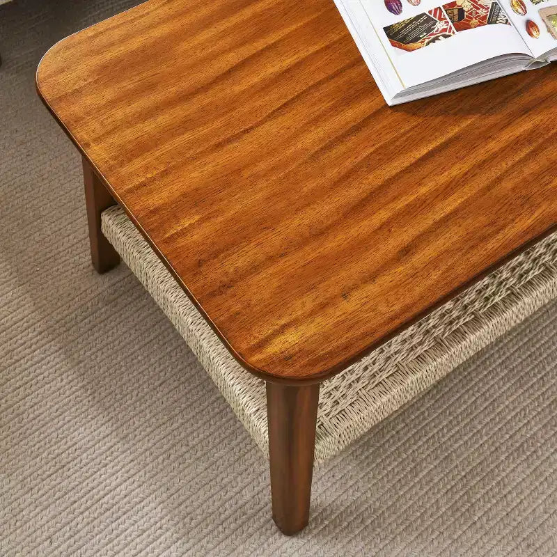 Table basse en hévéa style Mid-Century avec étagère en rotin tressé
