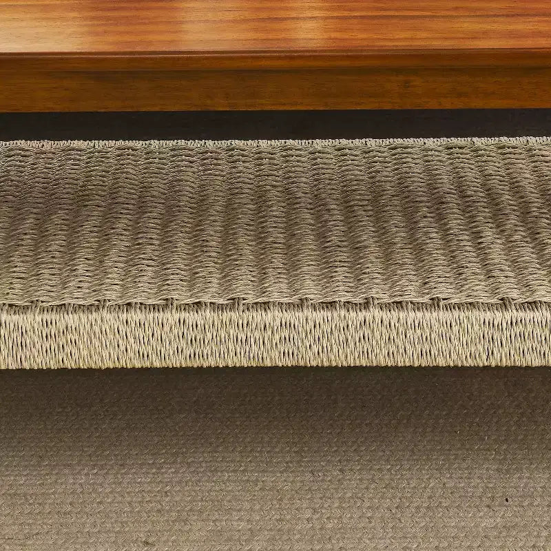 Table basse en hévéa style Mid-Century avec étagère en rotin tressé