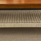 Table basse en hévéa style Mid-Century avec étagère en rotin tressé