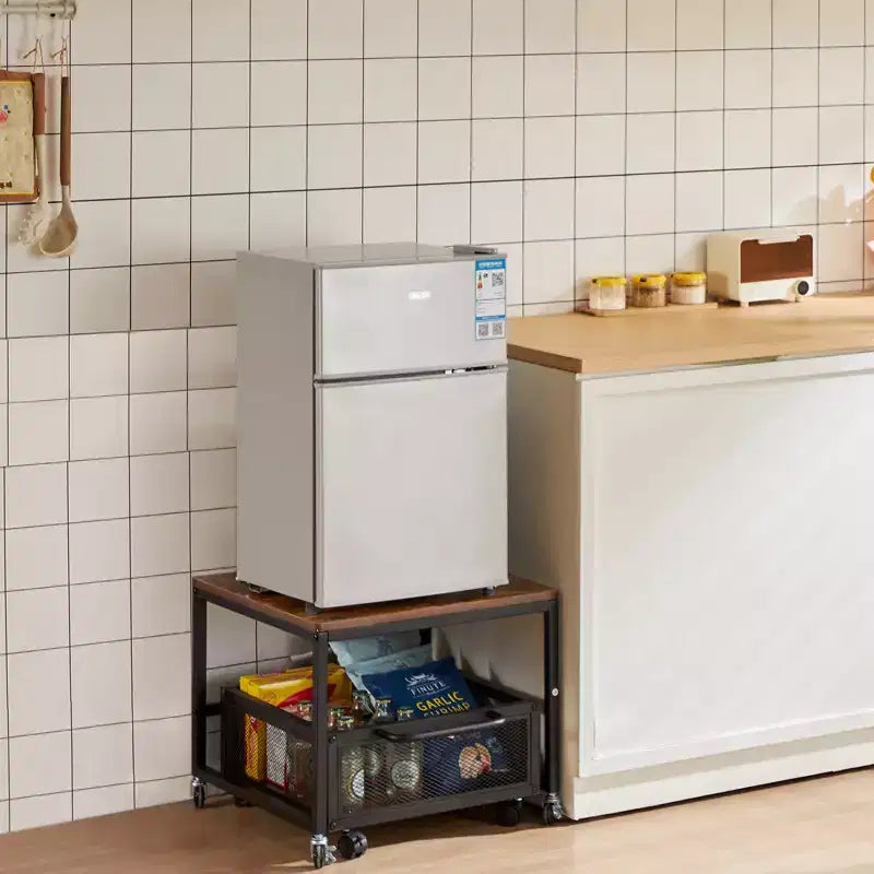Support pour mini-réfrigérateur avec rangement, table pour mini-réfrigérateur de 90 kg avec chariot de rangement mobile et roulettes pivotantes, support pour réfrigérateur à boissons, marron clair