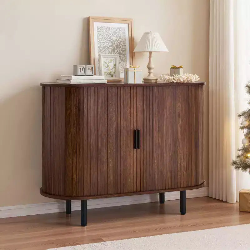 Meuble bar à café, Table de bar à café cannelée de style Mid-Century, Meuble de rangement avec 2 portes coulissantes, Meuble d'appoint, Noyer